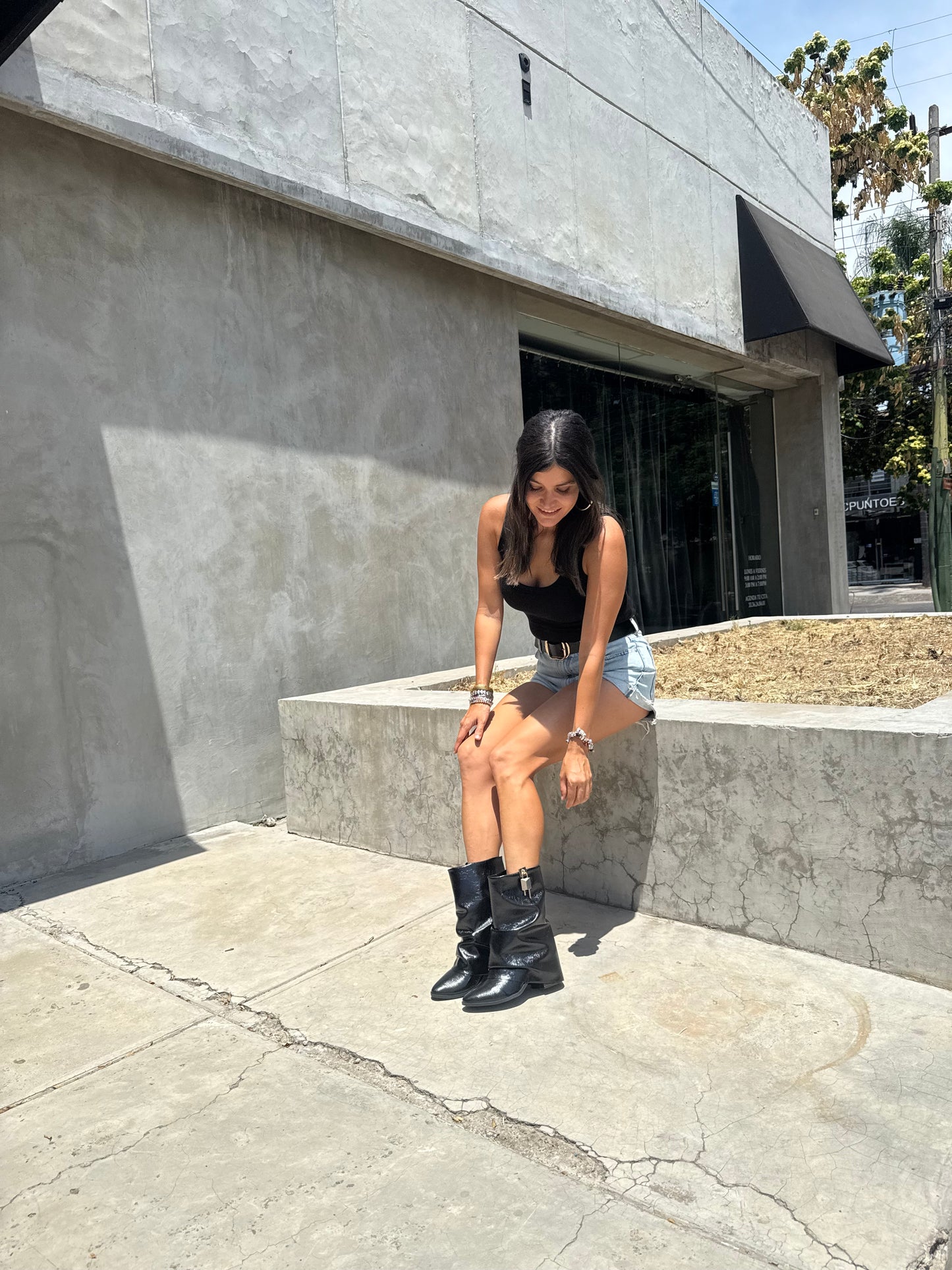 Becca negro corta